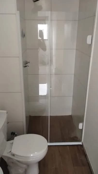 banheiro com box de vidro