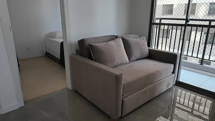 sala com sofá-cama ao lado do quarto