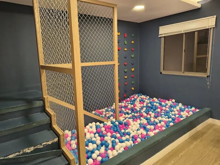 brinquedoteca com piscina de bolinhas