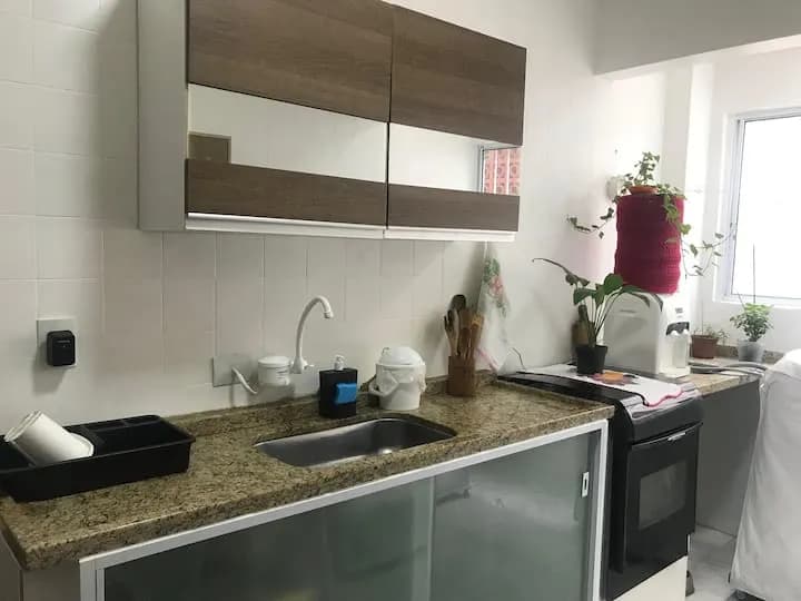 bancada de granito e fogão na cozinha