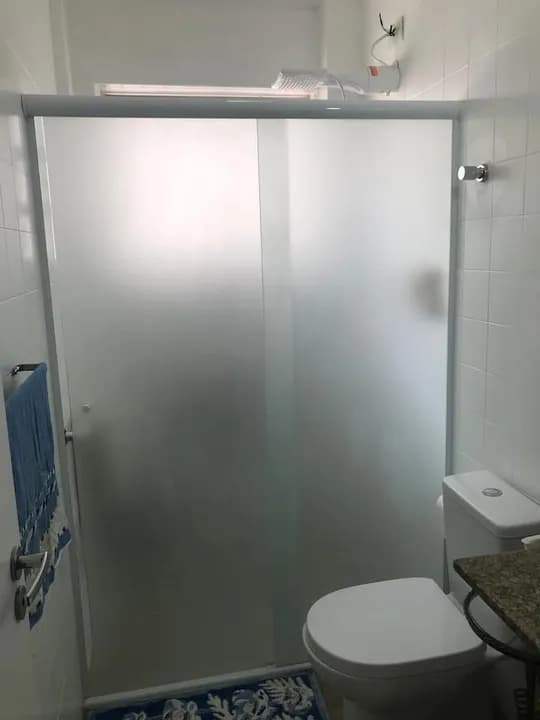 banheiro com box de vidro e água quente