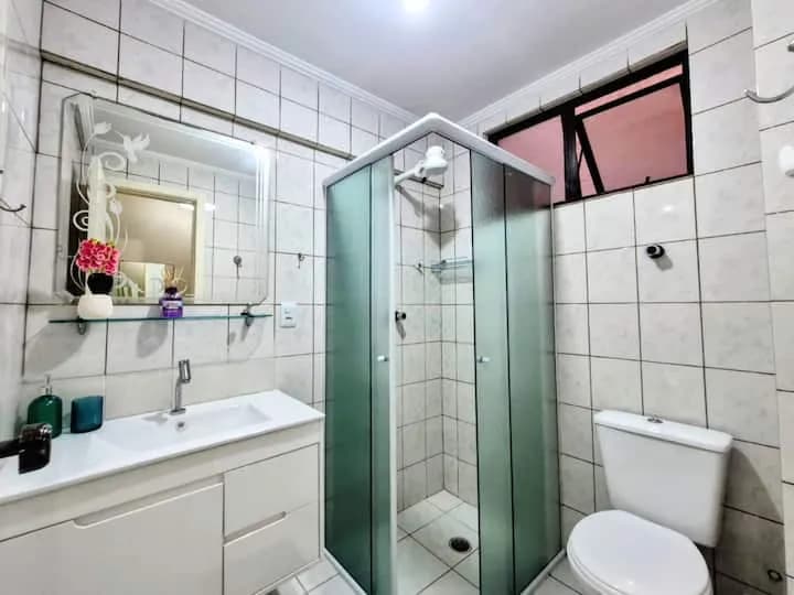 Banheiro com box de vidro