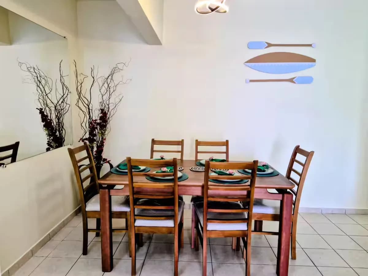 Mesa de jantar para 6 com remos decorativos na parede