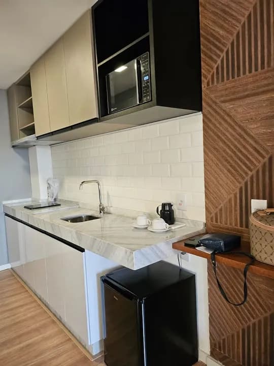 Cozinha compacta com micro-ondas e frigobar