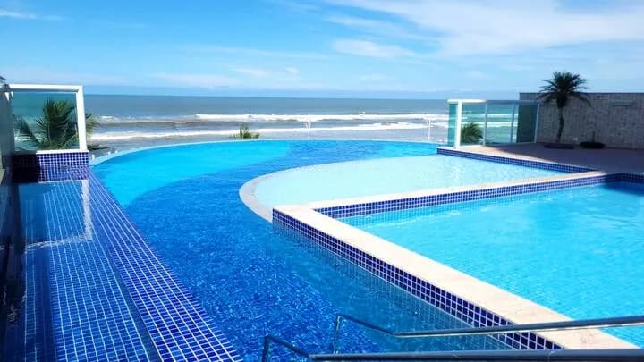 piscina de borda infinita do condomínio, mar ao fundo