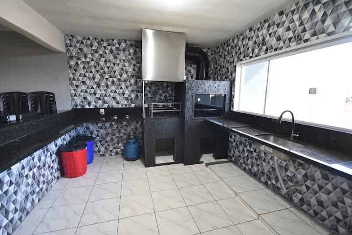 churrasqueira profissional com coifa e bancada de granito