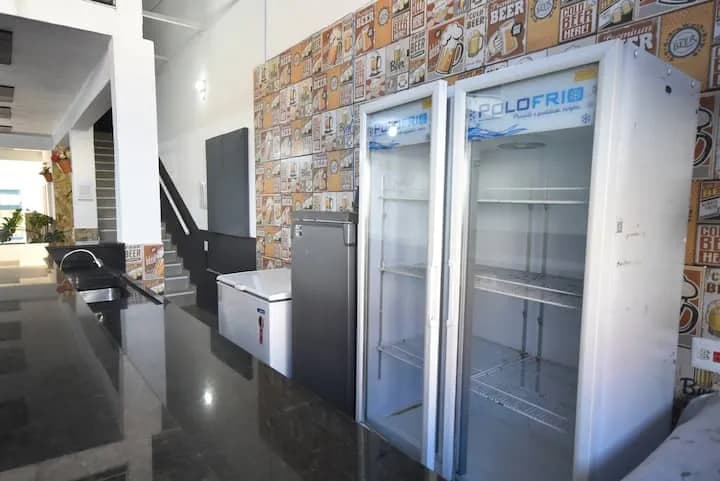 bar com geladeiras comerciais e freezer