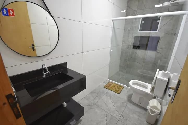 banheiro moderno com box de vidro