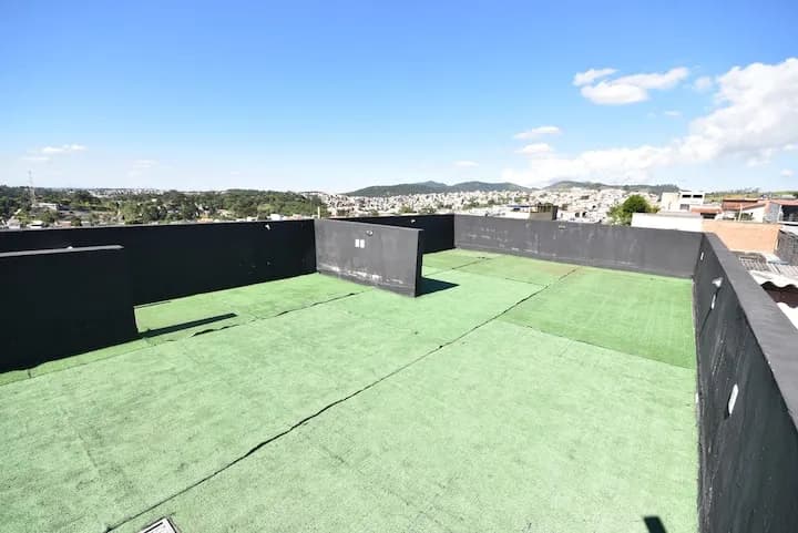 terraço com grama sintética, serra ao fundo