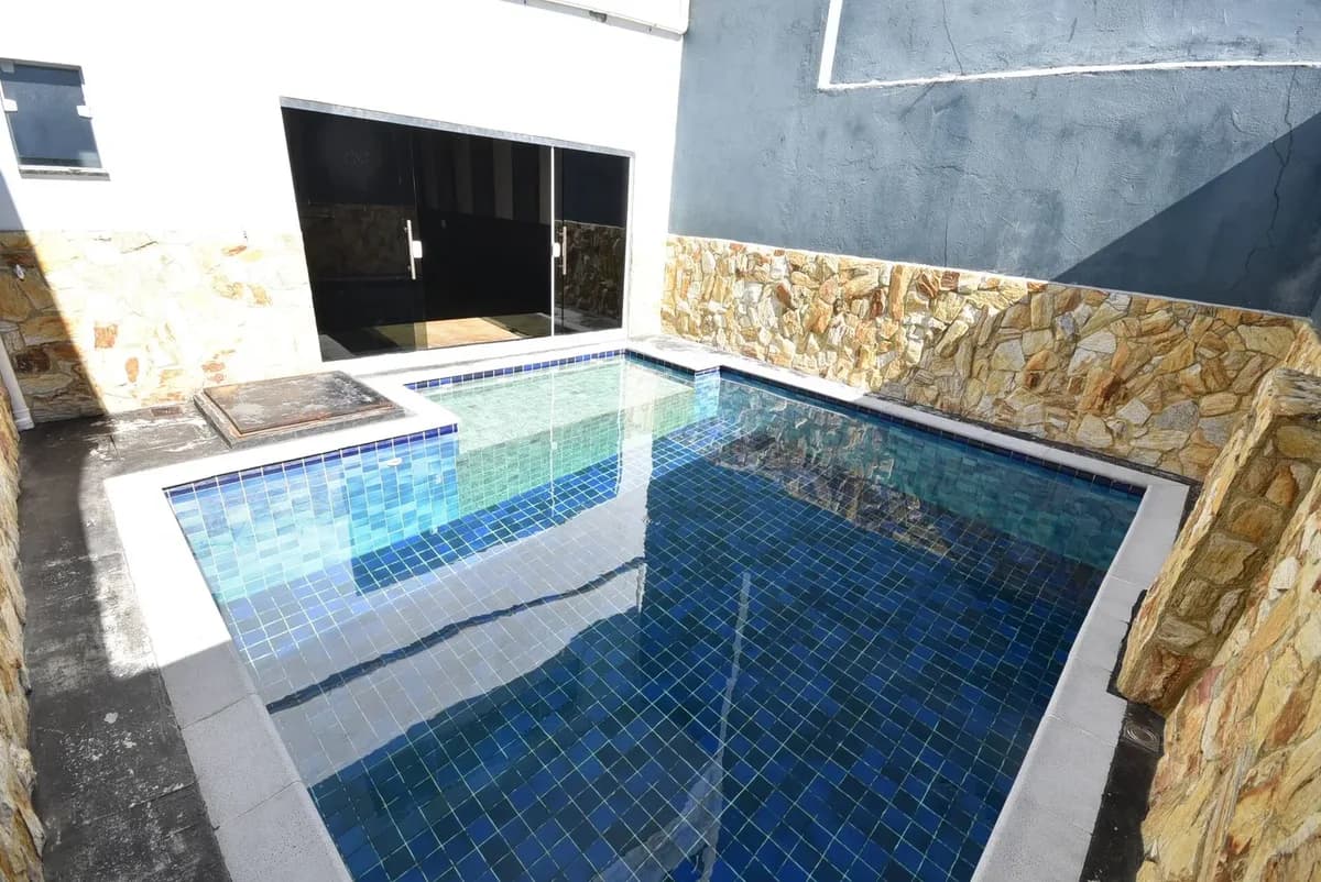 Piscina aquecida em pastilha azul e pedra natural da Big House Suzano