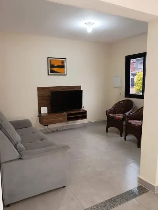 Sala de estar com TV e poltronas