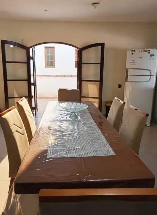 Mesa de jantar ampla para o grupo