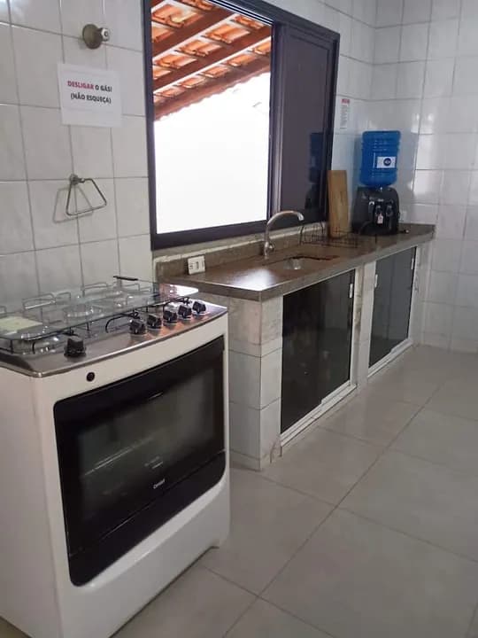 Cozinha com fogão a gás e bancada