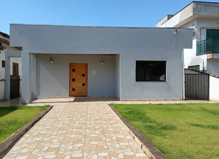 Fachada da casa no condomínio