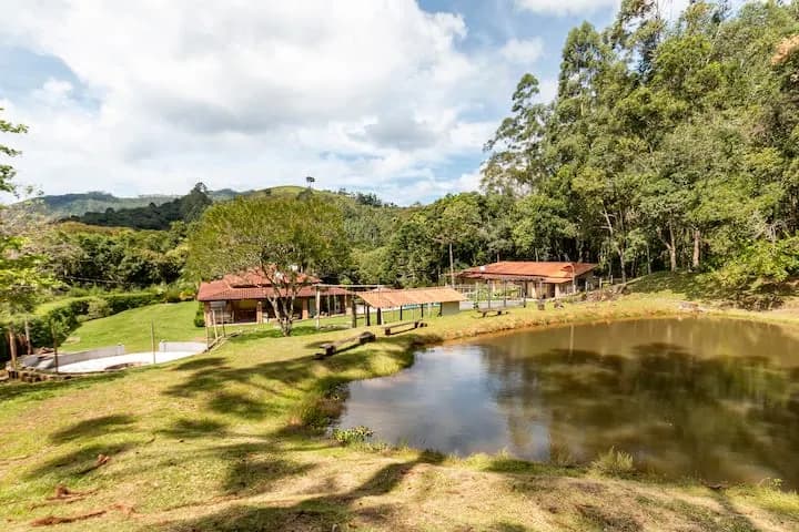 lago de pesca com a casa ao fundo