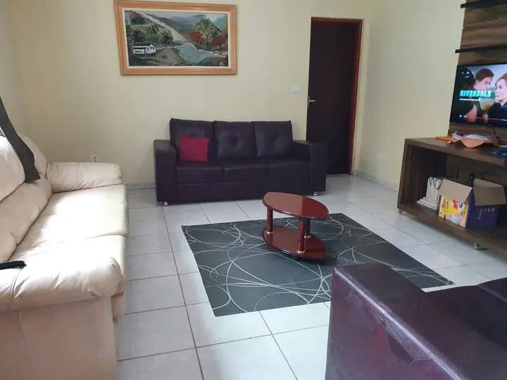 Sala de estar com sofás e TV