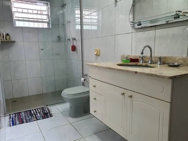 Banheiro com bancada de granito e box