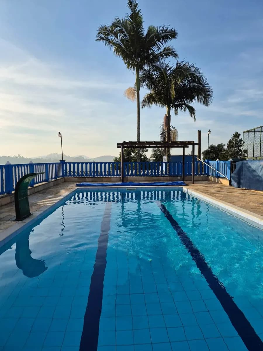 Piscina com palmeiras e vista para as montanhas