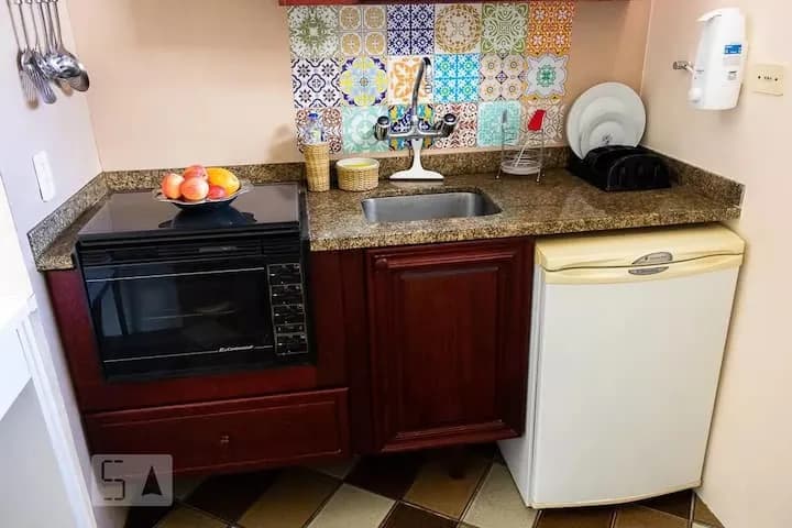 cozinha equipada com azulejos coloridos