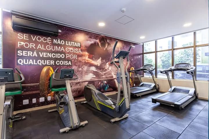 academia do prédio com esteiras e elíptico