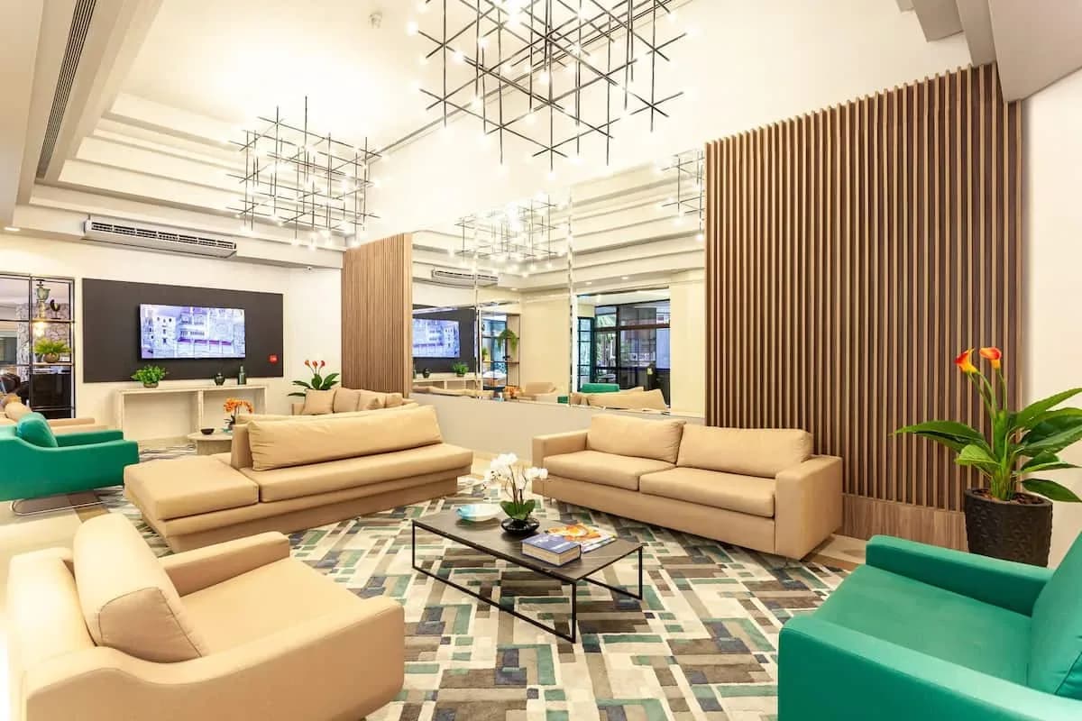 Lounge com recepção 24h do prédio do flat na Bela Vista, São Paulo
