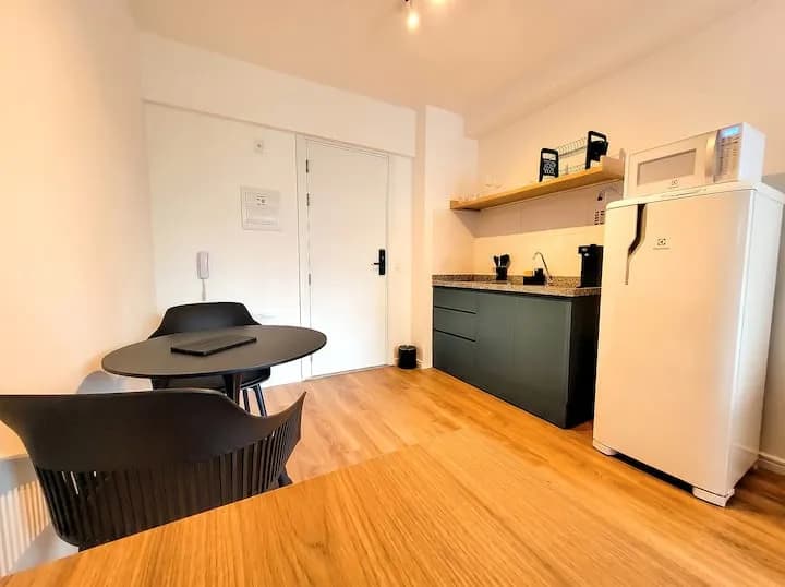 cozinha com bancada de granito e refrigerador