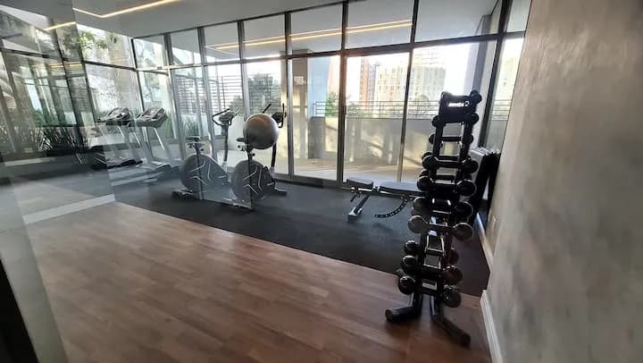 academia do prédio com bicicletas e pesos