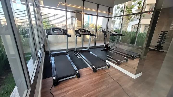 Esteiras da academia de frente para o jardim