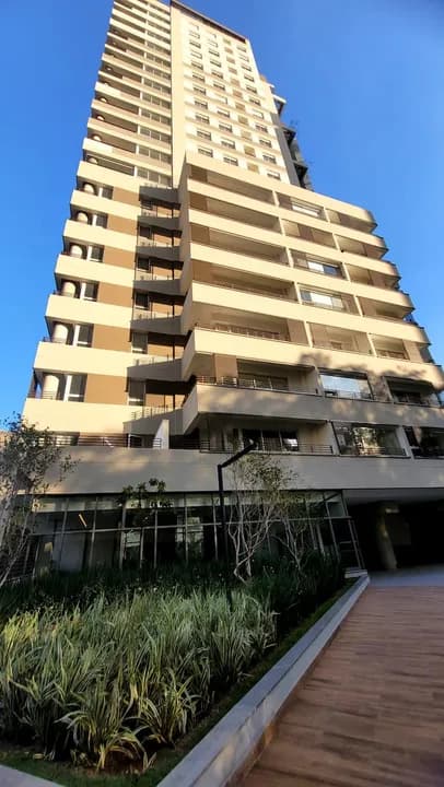 Torre do condomínio entre jardins