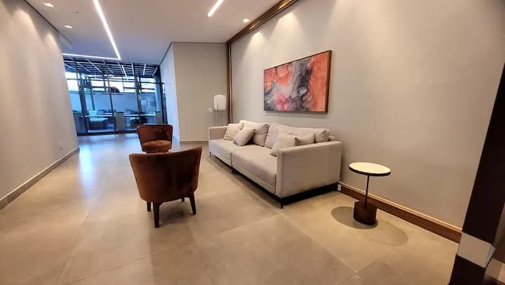 Lounge do hall com sofá e poltronas