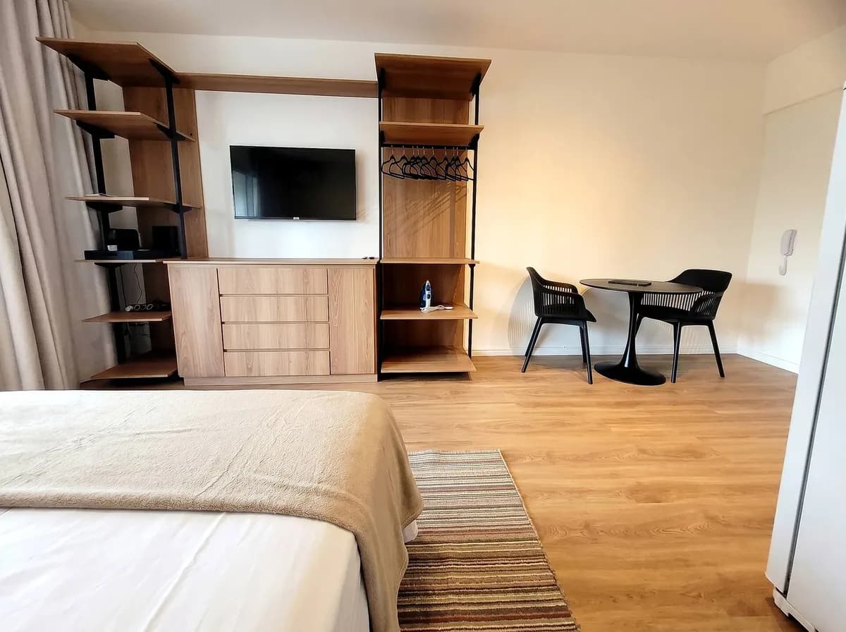 Studio integrado com TV, mesa para 2 e cama de casal no Butantã, São Paulo