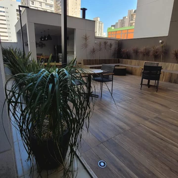 Terraço do prédio, deck de madeira