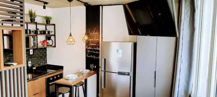 studio integrado com cozinha e smart TV