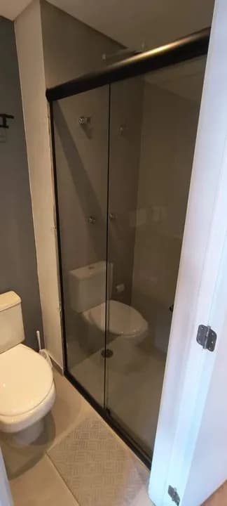 banheiro com box de vidro
