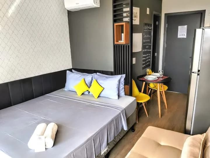 Cama Queen com cortinas blackout