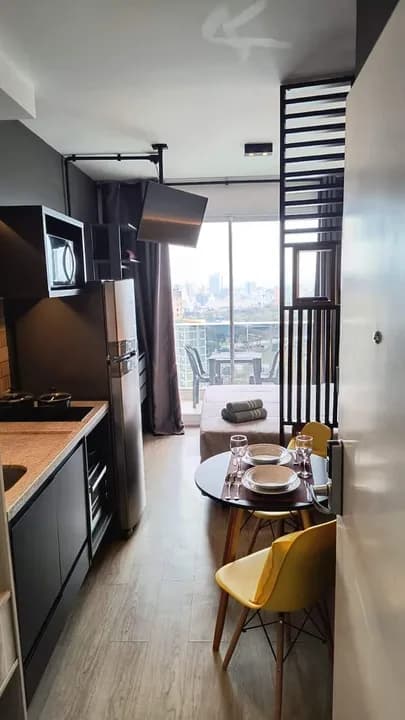 Studio integrado, sacada com vista ao fundo