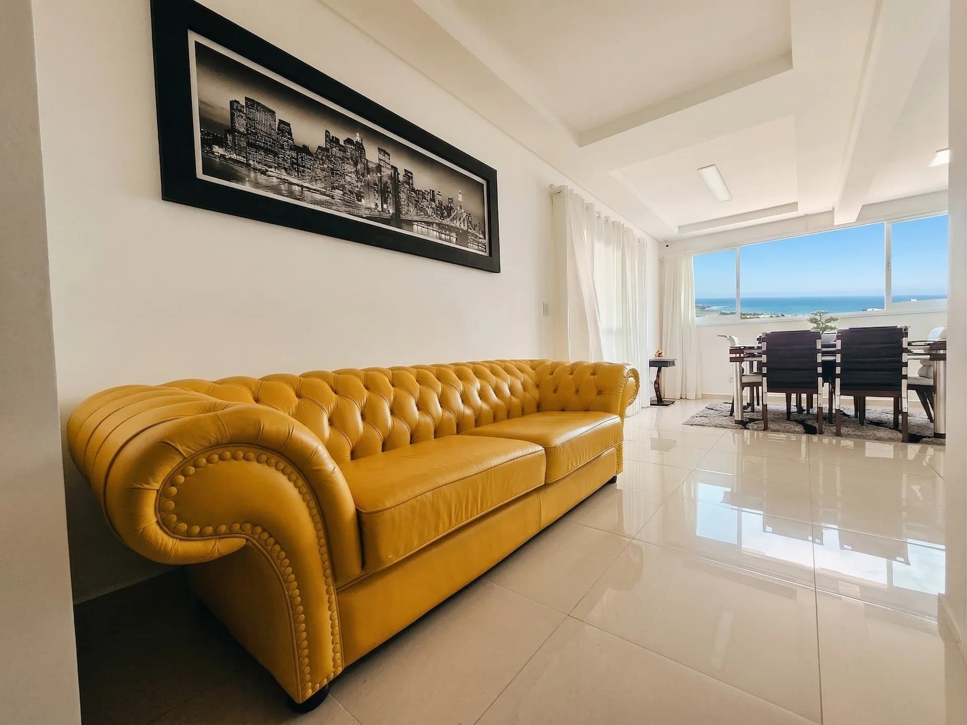Sala de estar com vista para o mar — imóvel gerido pela Quinta Prime em Mongaguá